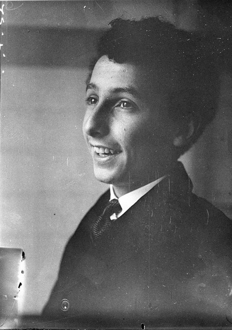A young competitor at an eisteddfod in 1934
